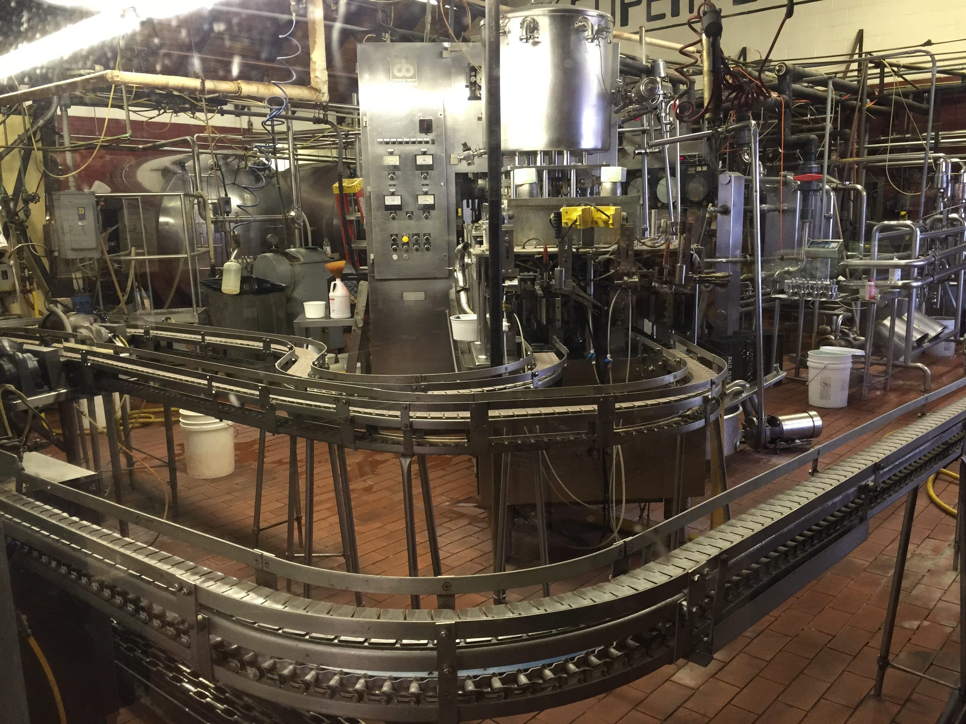 Упаковочное оборудование и конвейер на производстве